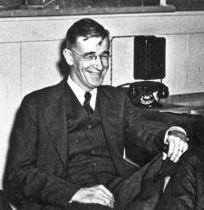Vannevar Bush 1940.jpg